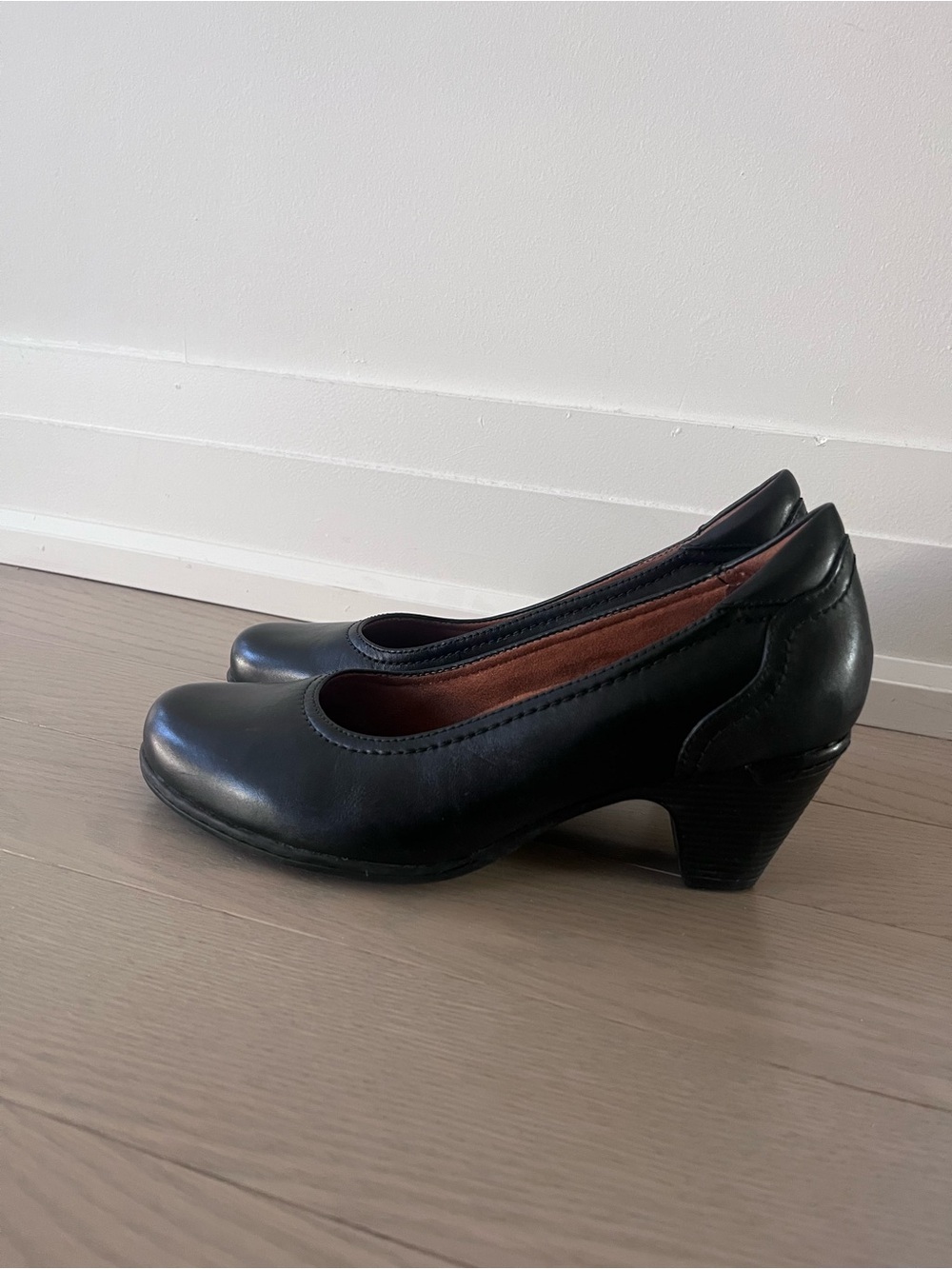 Women's Black Leather Mid Heel Pumps